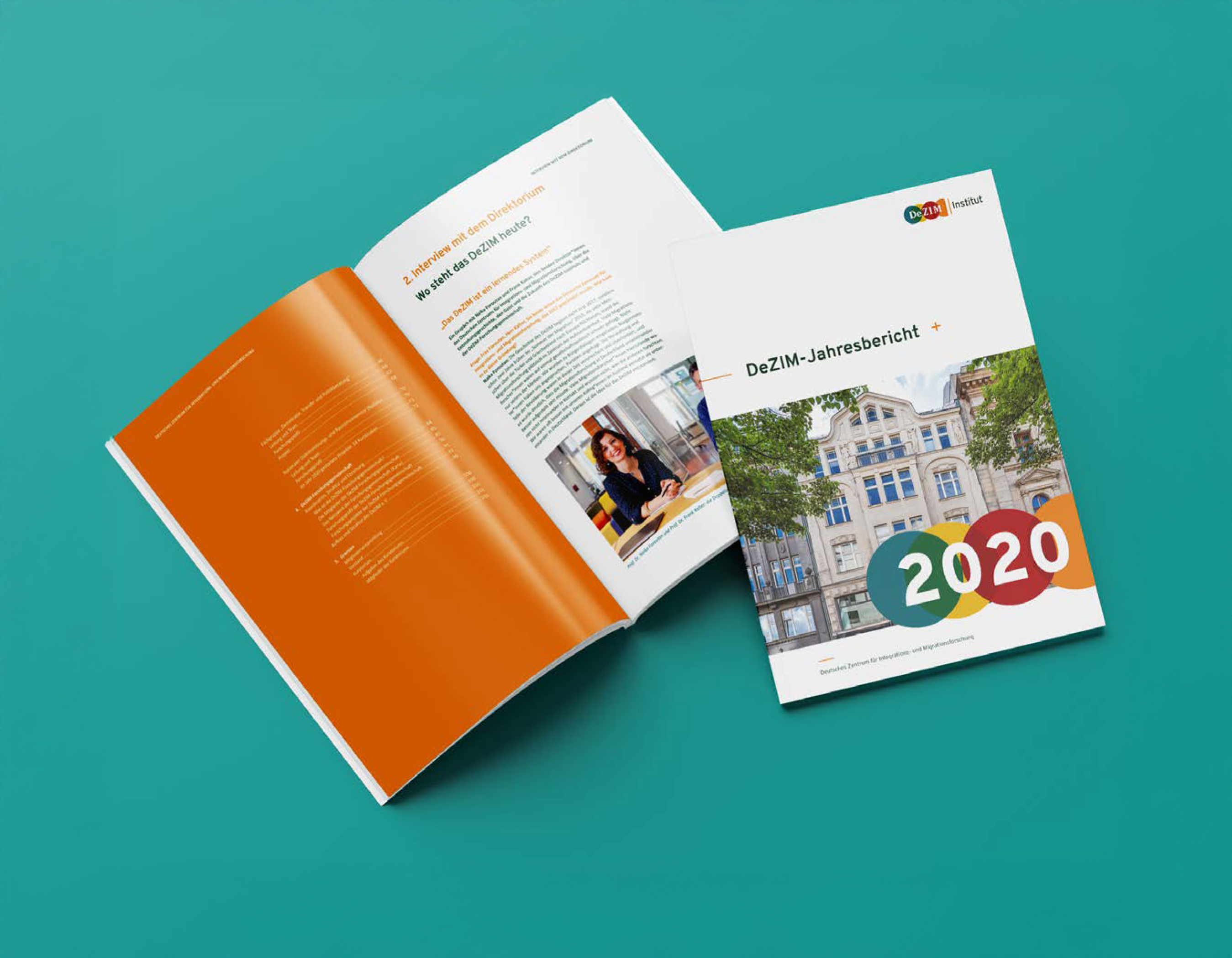 DeZIM-Jahresbericht 2020 – aufgeschlagene Broschüre und Cover
