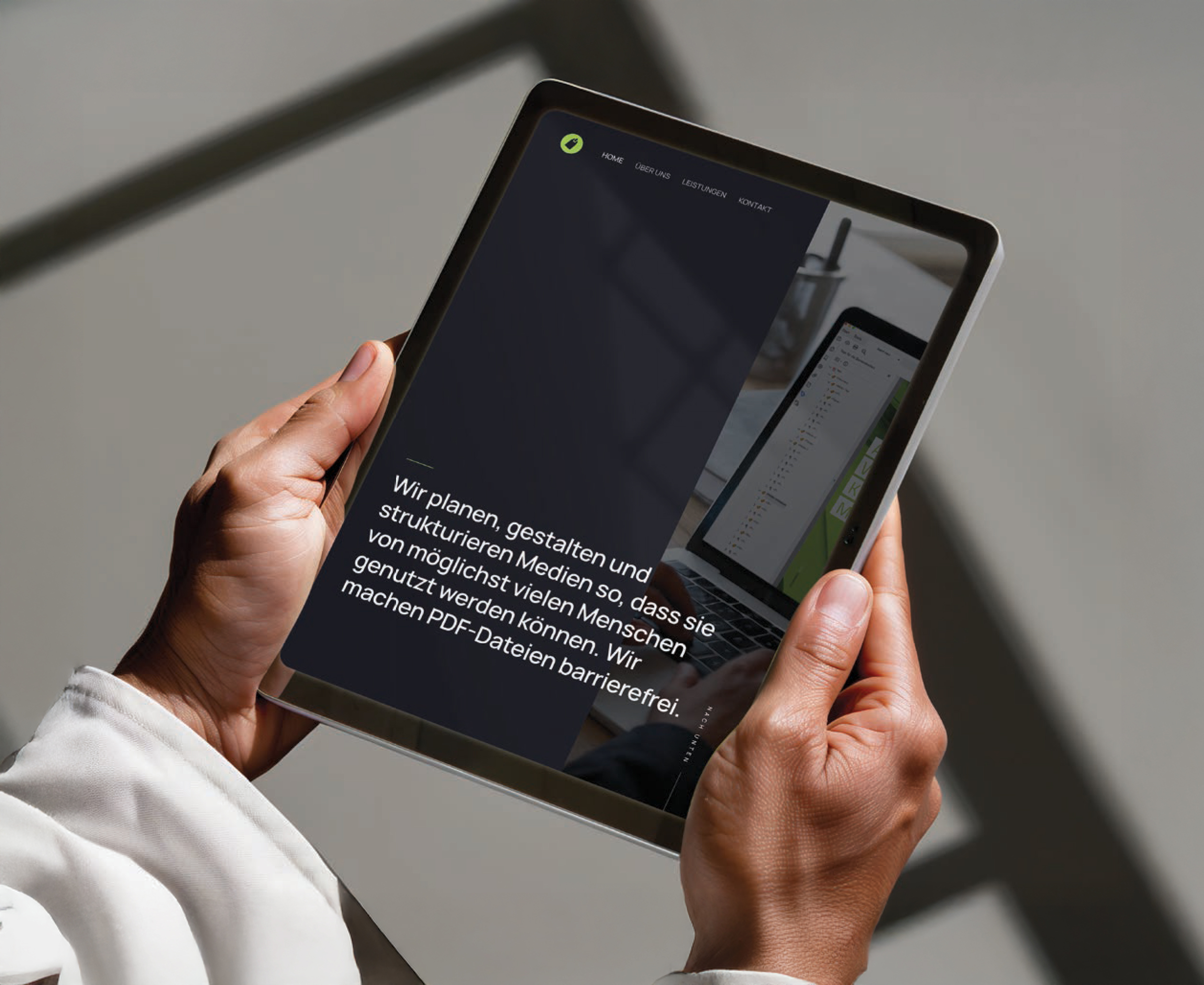 Tablet in Händen mit der Startseite von keinehuerde.de